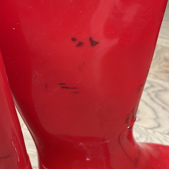 RED CHANEL RAIN BOOTS SIZE 8 WITH BLACK STAINS. - Picture 7 of 10